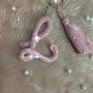 Chaveiro bolsa maternidade Letra com Tassel - Artesanato e Personalizados