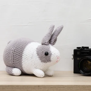 Coelho Holandês Cinza e Branco em Amigurumi - Artesanato e Personalizados