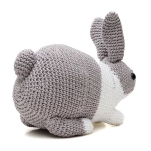 Coelho Holandês Cinza e Branco em Amigurumi - Artesanato e Personalizados