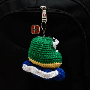Chaveiro Patins Verde em Amigurumi - Artesanato e Personalizados