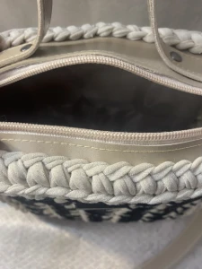 Bolsa Bag Ayla Clara com Detalhes Pretos - Artesanato e Personalizados