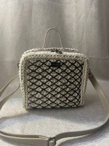 Bolsa Bag Ayla Clara com Detalhes Pretos - Artesanato e Personalizados