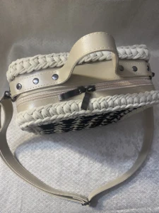 Bolsa Bag Ayla Clara com Detalhes Pretos - Artesanato e Personalizados