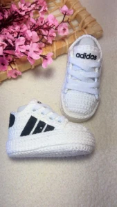 Adidas de Crochê para Bebês Branco e Azul Marinho - Artesanato e Personalizados