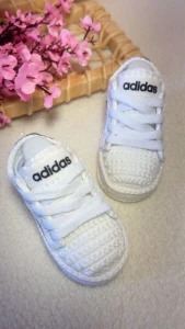 Adidas de Crochê para Bebês Branco e Azul Marinho - Artesanato e Personalizados