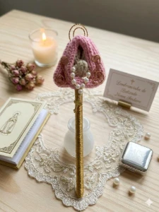 Caneta Nossa Senhora personalizada em tricotin - Artesanato e Personalizados