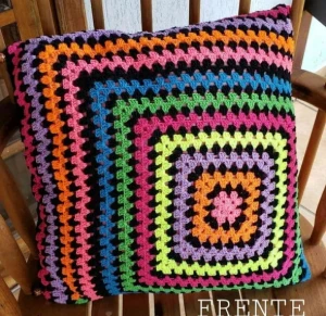 Capa de Almofada Dupla Face em Crochê Multicolorida - Artesanato e Personalizados