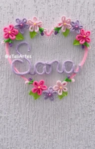Guirlanda de Coração  com Flores em Tricotin - Artesanato e Personalizados