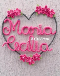 Guirlanda de Coração  com Flores em Tricotin - Artesanato e Personalizados