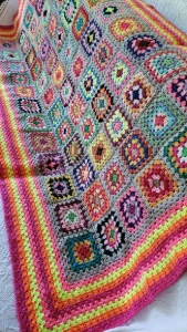 Manta Multicolorida em Crochê - Artesanato e Personalizados