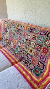 Manta Multicolorida em Crochê - Artesanato e Personalizados