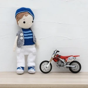 Boneco Jonathan em amigurumi - Artesanato e Personalizados