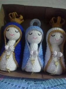 Trio de Santinhas Feitas em Croche - Artesanato e Personalizados