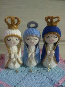 Trio de Santinhas Feitas em Croche - Artesanato e Personalizados
