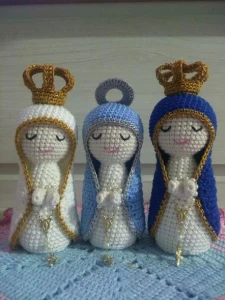 Trio de Santinhas Feitas em Croche - Artesanato e Personalizados