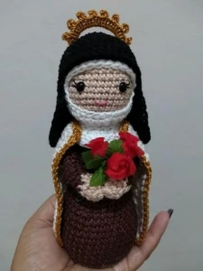 Santa Dulce ou Santa Terezinha Crochê - Artesanato e Personalizados