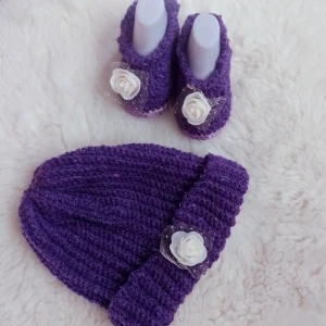 Kit Sapatinho e Touca Lilás — 6 a 9 Meses - Artesanato e Personalizados