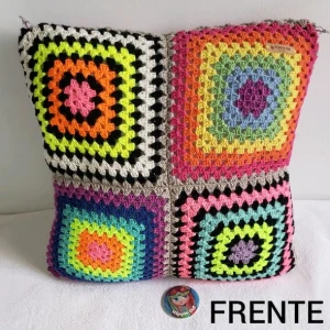 Capa de Almofada Dupla Face Multicolorida em Crochê - Artesanato e Personalizados