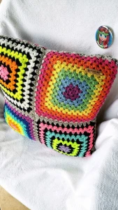 Capa de Almofada Dupla Face Multicolorida em Crochê - Artesanato e Personalizados