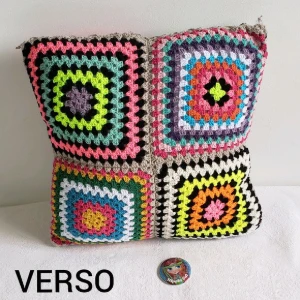 Capa de Almofada Dupla Face Multicolorida em Crochê - Artesanato e Personalizados