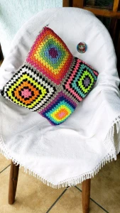 Capa de Almofada Dupla Face Multicolorida em Crochê - Artesanato e Personalizados