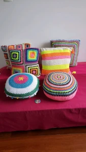 Capa de Almofada Dupla Face Multicolorida em Crochê - Artesanato e Personalizados