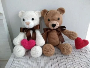 Urso com Coração em Crochê Amigurumi ( Valor por peça) - Artesanato e Personalizados