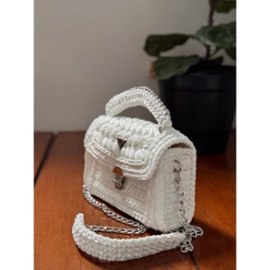 Bolsa de crochê com fio de malha - Artesanato e Personalizados