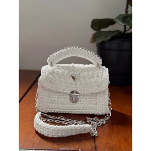 Bolsa de crochê com fio de malha - Artesanato e Personalizados