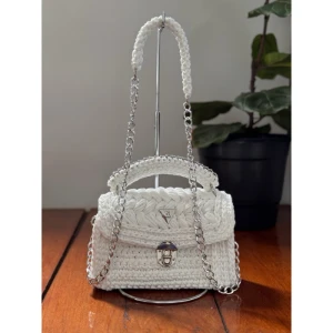 Bolsa de crochê com fio de malha - Artesanato e Personalizados