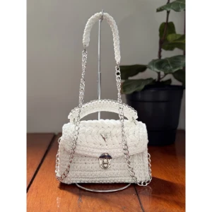 Bolsa de crochê com fio de malha