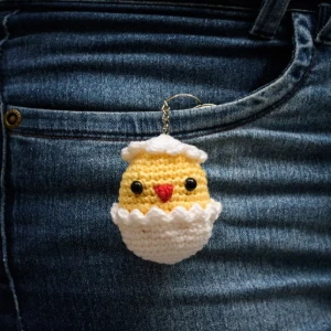 Chaveiro Pintinho no ovo em amigurumi - Artesanato e Personalizados