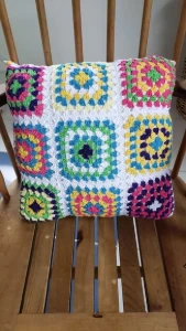 Capa de Almofada em Crochê Multicolorida - Artesanato e Personalizados