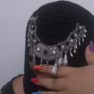 Balaclava Cléo preta em crochê com adorno - Artesanato e Personalizados
