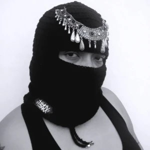 Balaclava Cléo preta em crochê com adorno - Artesanato e Personalizados