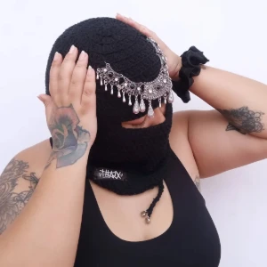 Balaclava Cléo preta em crochê com adorno - Artesanato e Personalizados