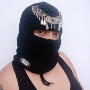Balaclava Cléo preta em crochê com adorno - Artesanato e Personalizados