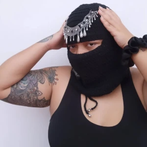 Balaclava Cléo preta em crochê com adorno - Artesanato e Personalizados