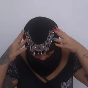 Balaclava Cléo preta em crochê com adorno - Artesanato e Personalizados