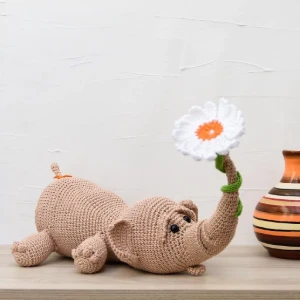 Elefante com Margarida em Amigurumi - Artesanato e Personalizados