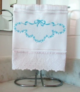 Toalha de Lavabo com Bordado Inglês - Artesanato e Personalizados