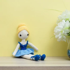 Boneca Bailarina Vitória em amigurumi - Artesanato e Personalizados
