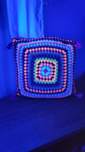 Capa de Almofada Neon em Crochê Brilha no Escuro (gg) - Artesanato e Personalizados