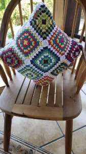 Kit Capas de Almofadas e Manta / Peseira em Crochê - Artesanato e Personalizados