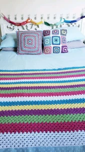 Kit Capas de Almofadas e Manta / Peseira em Crochê - Artesanato e Personalizados