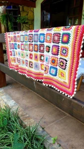 Manta de Crochê Multicolorida Gabi - Artesanato e Personalizados