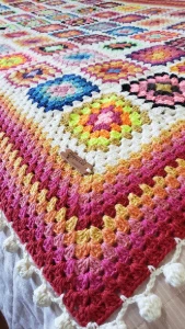 Manta de Crochê Multicolorida Gabi - Artesanato e Personalizados