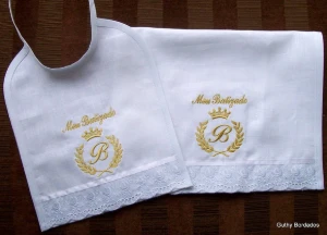 Kit Batizado em Linho com Toalha e Babador - Artesanato e Personalizados