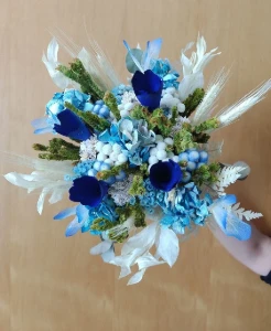 Buque com flores desidratadas em tons de azul - Artesanato e Personalizados