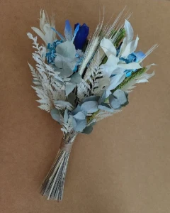 Buque com flores desidratadas em tons de azul - Artesanato e Personalizados